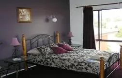 Studio 1 — romantic queen room with sofa bed